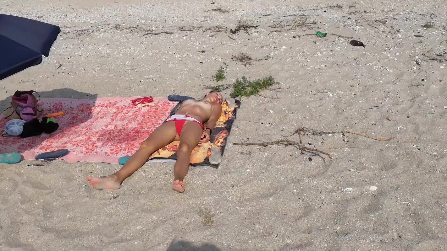 Horny stud pick up a sun-kissed slut on the beach and fuck her tight pussy raw missionary in their hotel room_5d6975a9