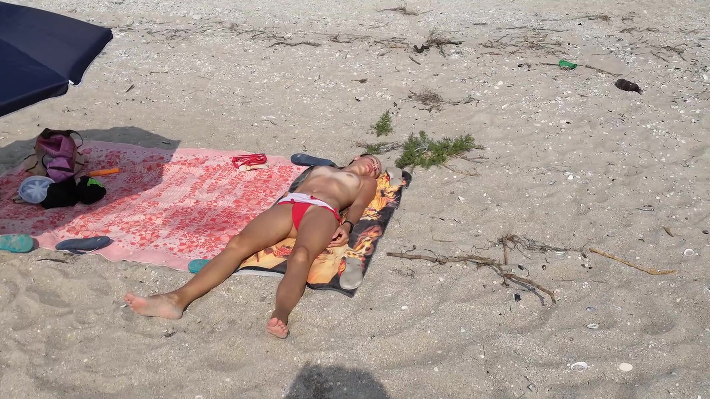 Horny stud pick up a sun-kissed slut on the beach and fuck her tight pussy raw missionary in their hotel room_5d6975a9