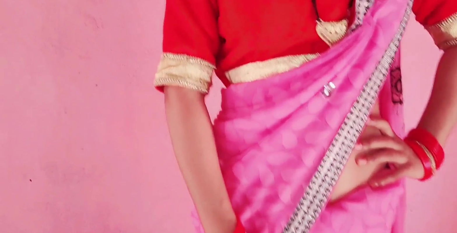 Desi bhabhi Naya saree pahankar apane yaar ke sath chudawane gahi.