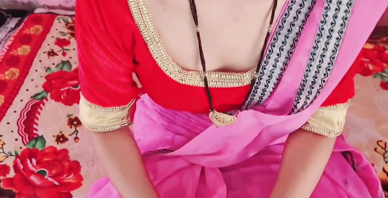 Desi bhabhi Naya saree pahankar apane yaar ke sath chudawane gahi.