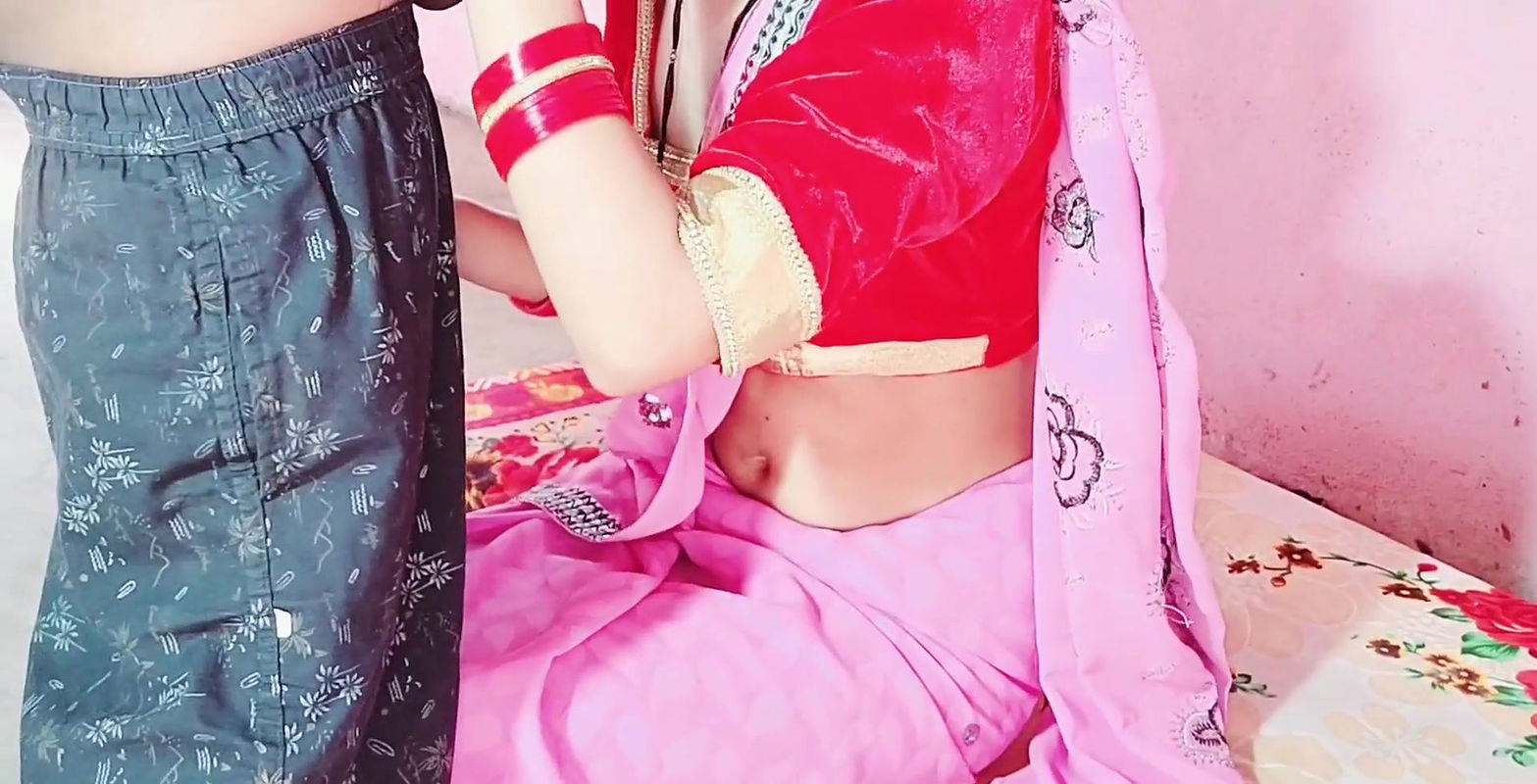 Desi bhabhi Naya saree pahankar apane yaar ke sath chudawane gahi.