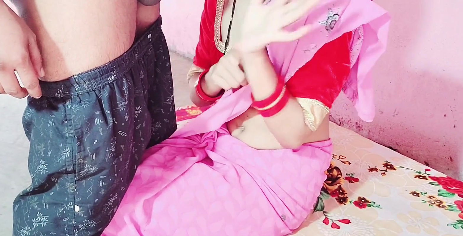 Desi bhabhi Naya saree pahankar apane yaar ke sath chudawane gahi.