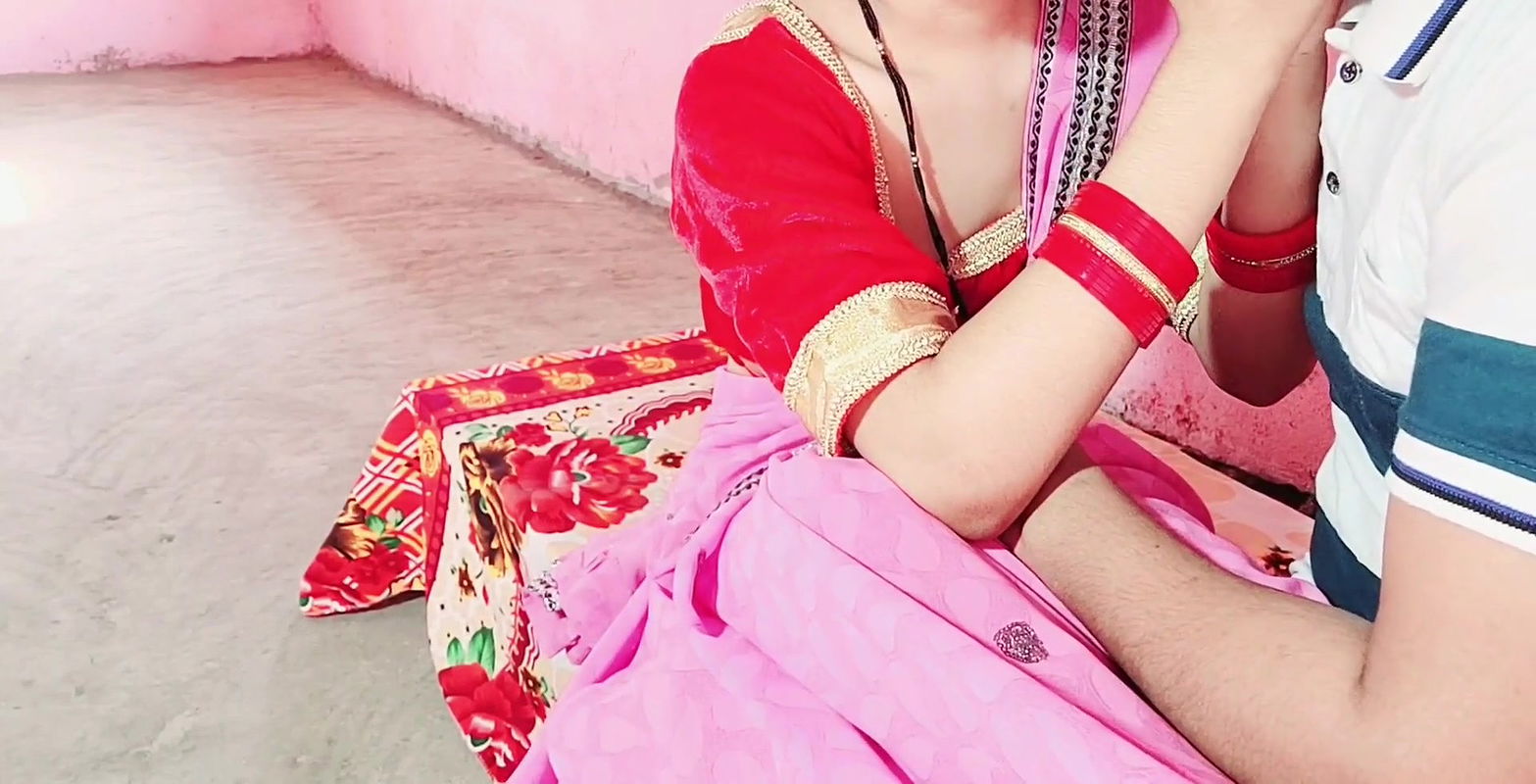 Desi bhabhi Naya saree pahankar apane yaar ke sath chudawane gahi.