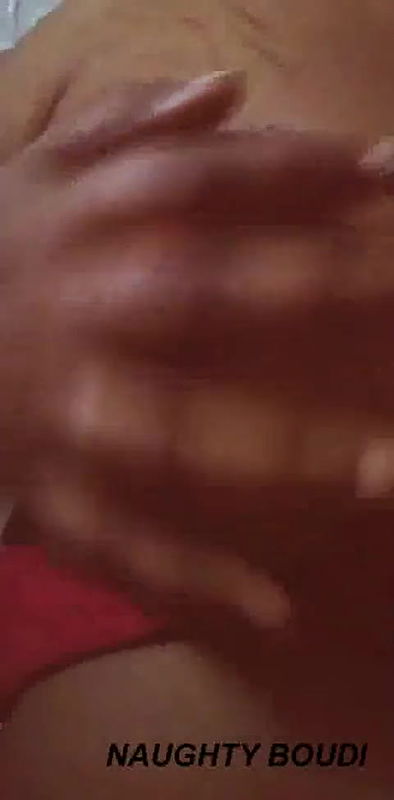 DESI BHABHI SHOW HES BOOBS TO HER BOYFRIEND ON VIDEO CALL.