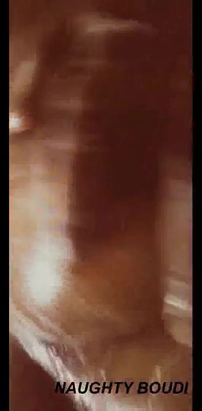 DESI BHABHI SHOW HES BOOBS TO HER BOYFRIEND ON VIDEO CALL.