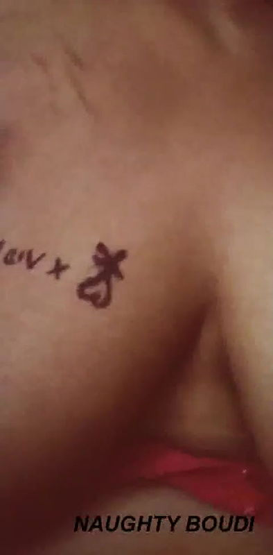 DESI BHABHI SHOW HES BOOBS TO HER BOYFRIEND ON VIDEO CALL.