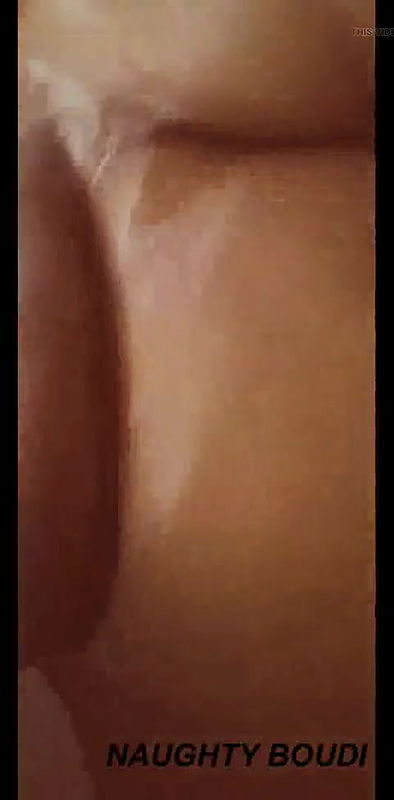 DESI BHABHI SHOW HES BOOBS TO HER BOYFRIEND ON VIDEO CALL.