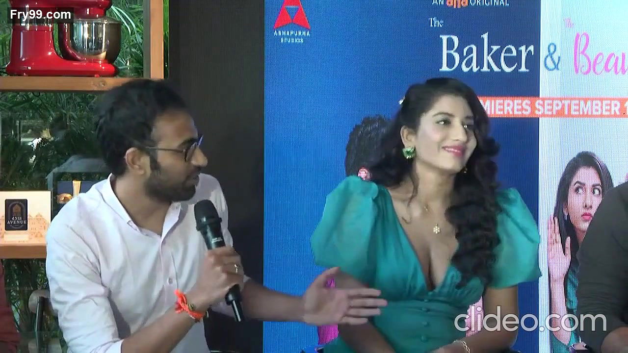 Vishnu priya Hottest Cleavage Show