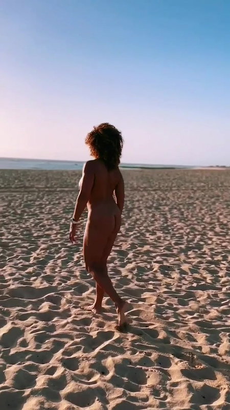 Sexy beach pussy piss standing in water_864b8797