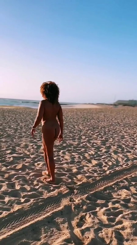 Sexy beach pussy piss standing in water_864b8797