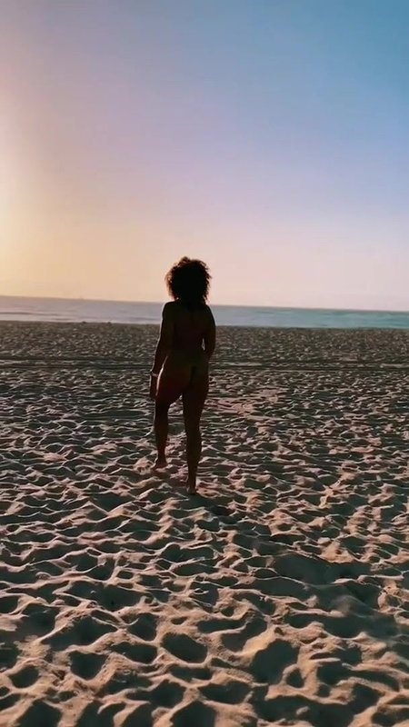 Sexy beach pussy piss standing in water_864b8797