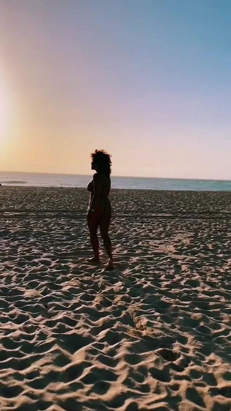 Sexy beach pussy piss standing in water_864b8797