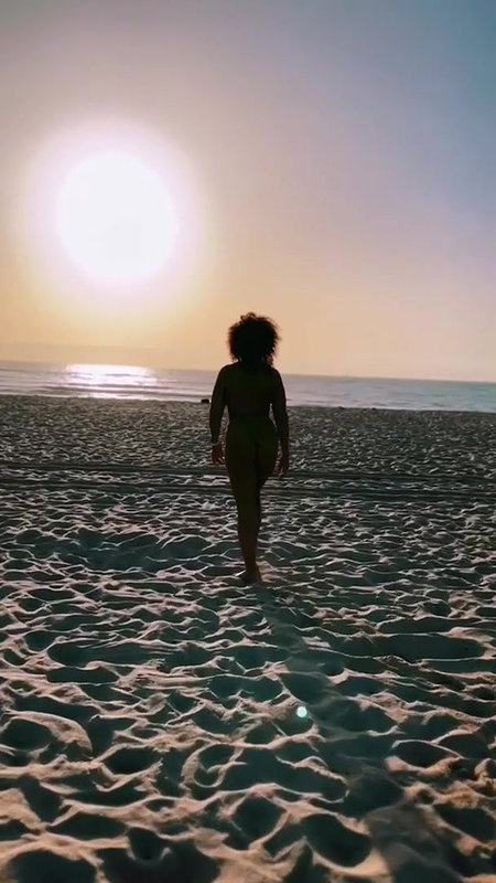 Sexy beach pussy piss standing in water_864b8797