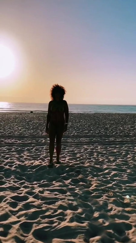 Sexy beach pussy piss standing in water_864b8797