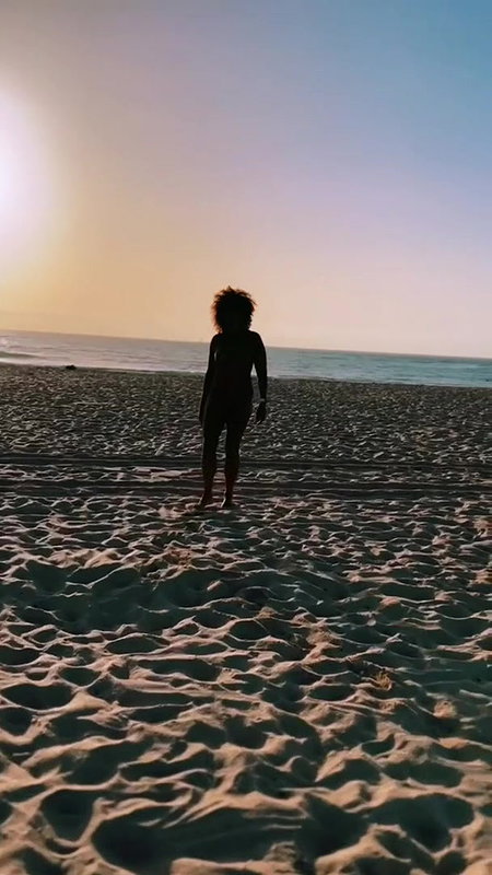 Sexy beach pussy piss standing in water_864b8797