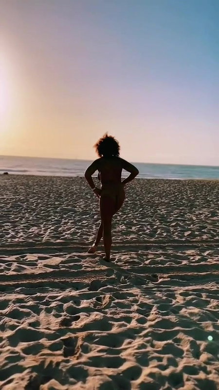 Sexy beach pussy piss standing in water_864b8797