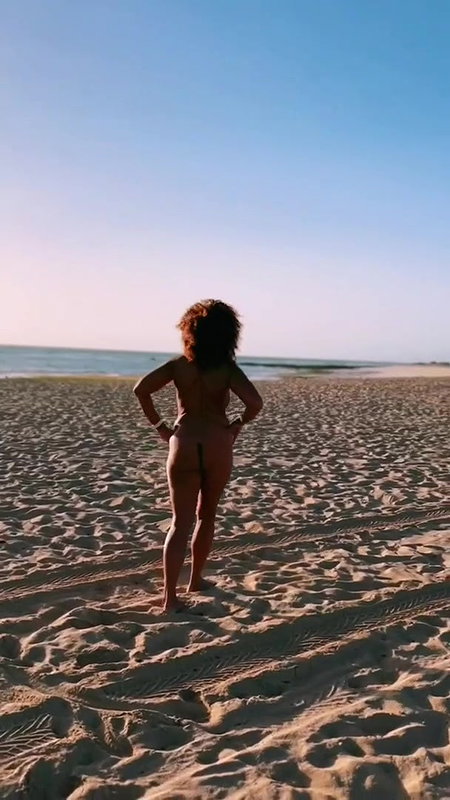 Sexy beach pussy piss standing in water_864b8797