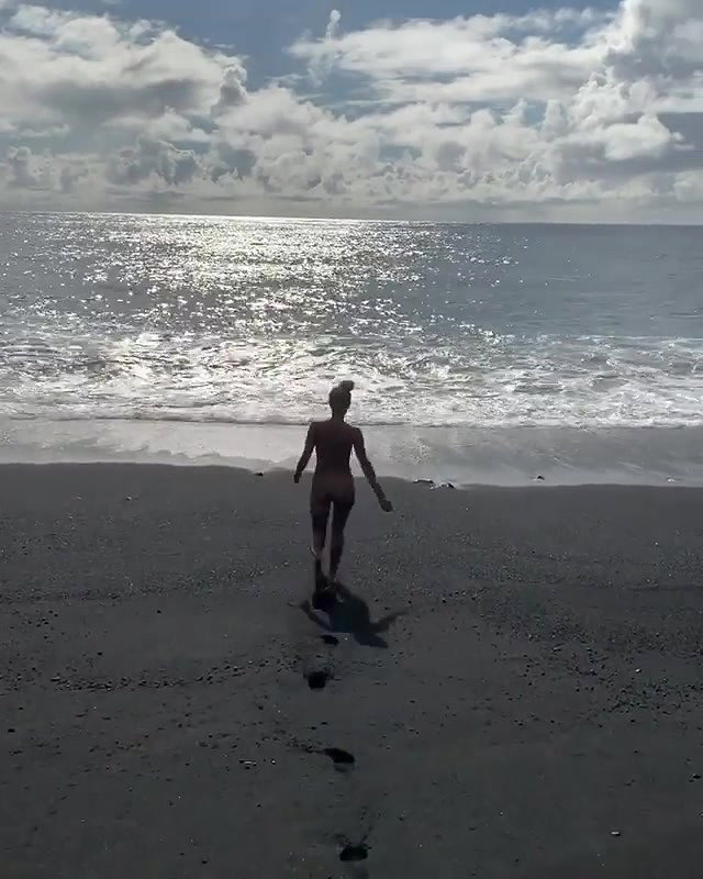 Bikini beach-red and blue_e024f088