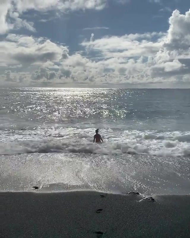 Bikini beach-red and blue_e024f088