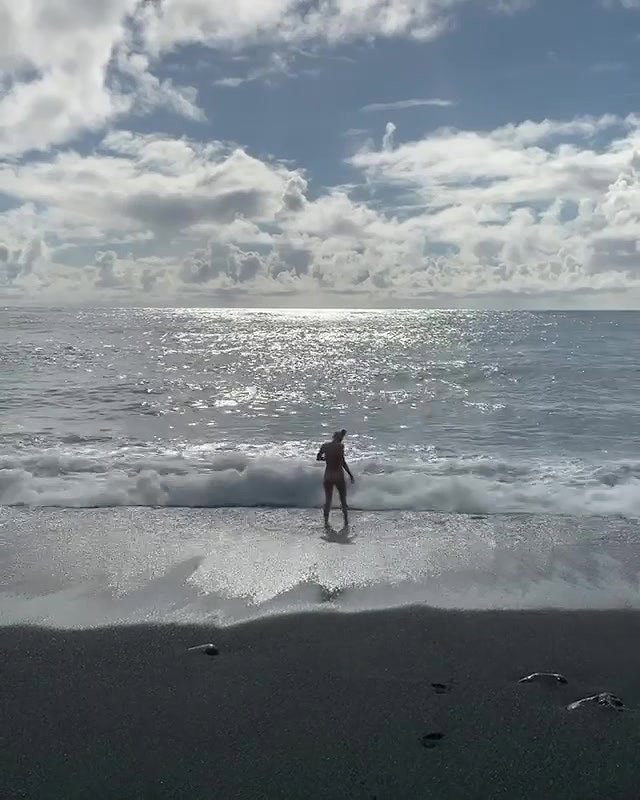 Bikini beach-red and blue_e024f088