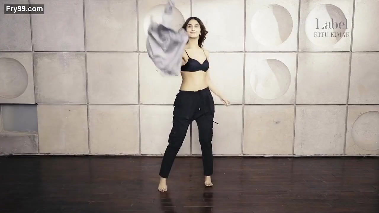 Vani Kapoor STrips to Bra Hot Show