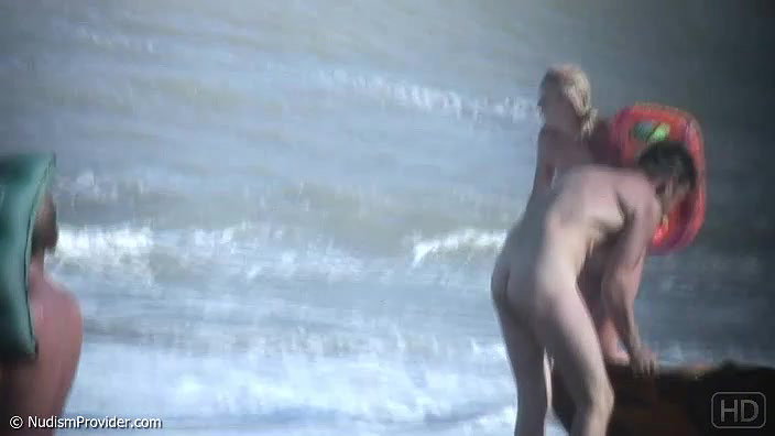 LittleFeet Plays With Her Hole On The Public Beach_62ddf4b7