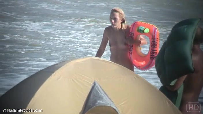 LittleFeet Plays With Her Hole On The Public Beach_62ddf4b7