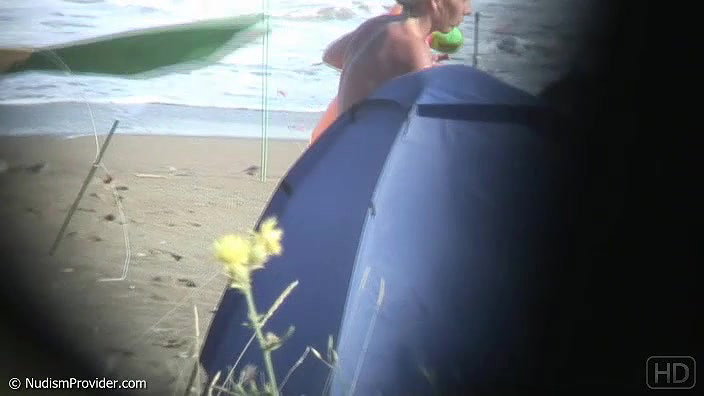 LittleFeet Plays With Her Hole On The Public Beach_62ddf4b7