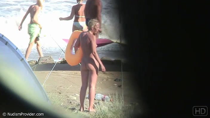 LittleFeet Plays With Her Hole On The Public Beach_62ddf4b7
