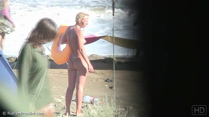 LittleFeet Plays With Her Hole On The Public Beach_62ddf4b7