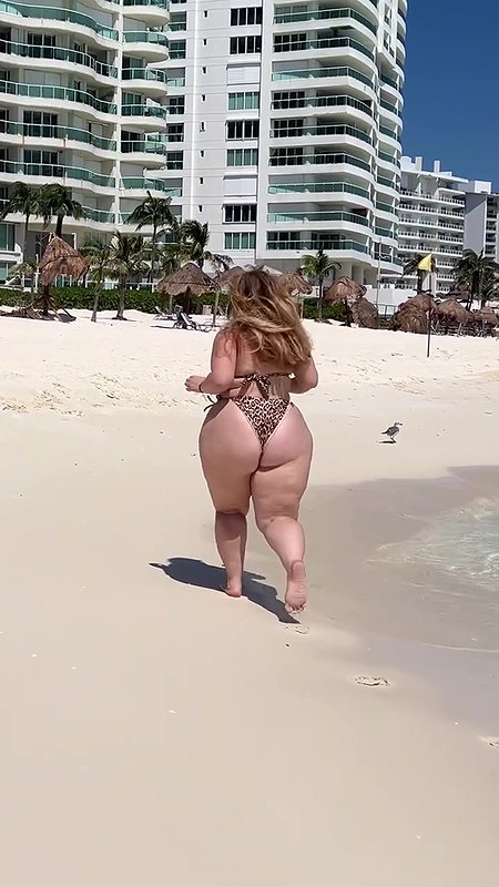 ass massage on the beach_72d5e359