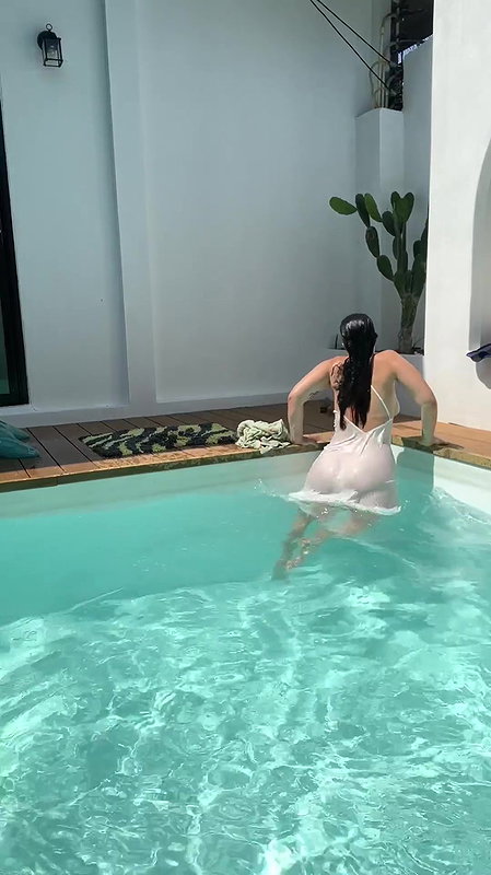 Egyptian big tit teen Linda gets bare on the beach_4dbf5f3f