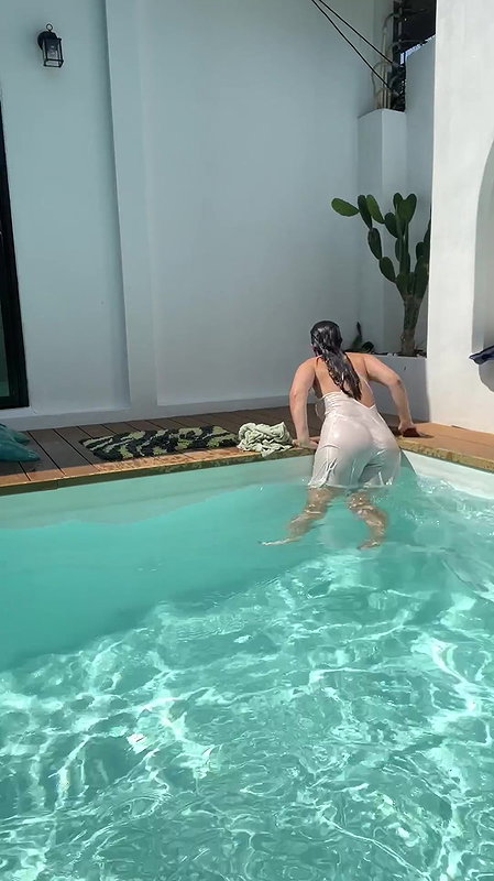 Egyptian big tit teen Linda gets bare on the beach_4dbf5f3f