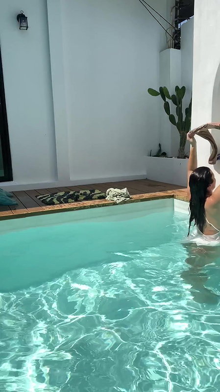 Egyptian big tit teen Linda gets bare on the beach_4dbf5f3f