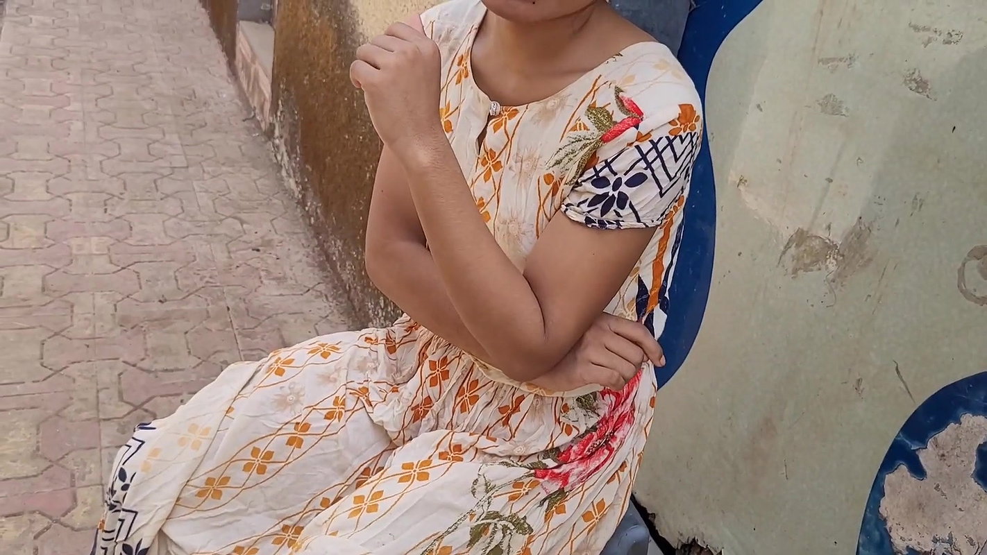 Desi ladaki bahar baiti thi to baju Wale uncle ne dekha or ladaki ko bola muze chodana hai chut tuhmari.