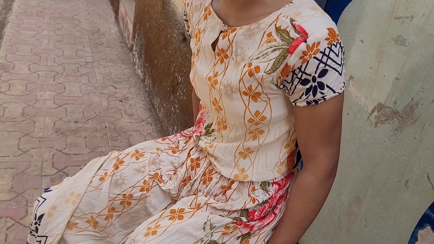 Desi ladaki bahar baiti thi to baju Wale uncle ne dekha or ladaki ko bola muze chodana hai chut tuhmari.