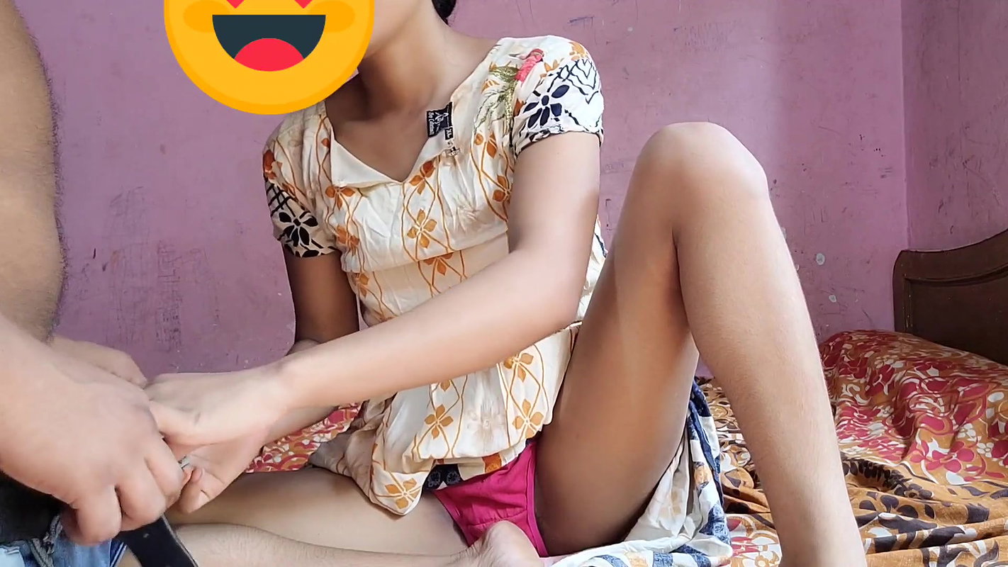 Desi ladaki bahar baiti thi to baju Wale uncle ne dekha or ladaki ko bola muze chodana hai chut tuhmari.