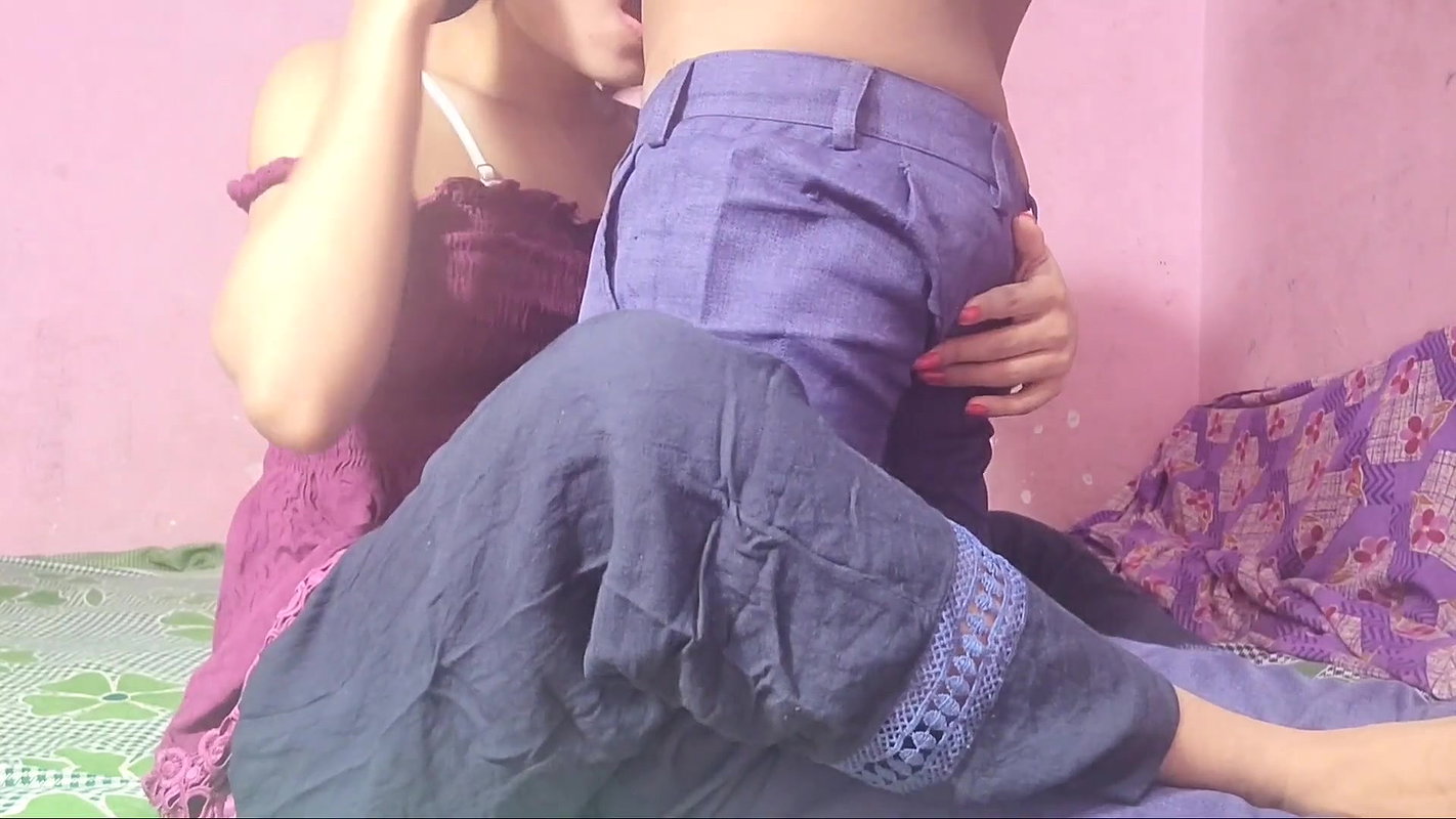 Desi ladaki chota kapada pahankar apane hi step brother se chudwai.