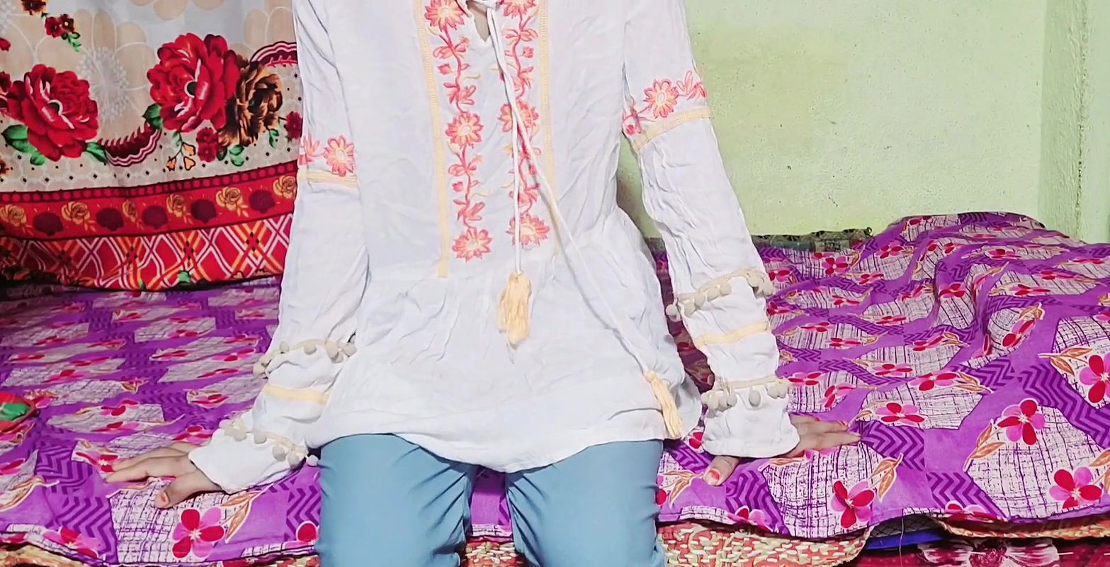 Desi ladaki gav se akar apane yaar ke sath chud gahi.