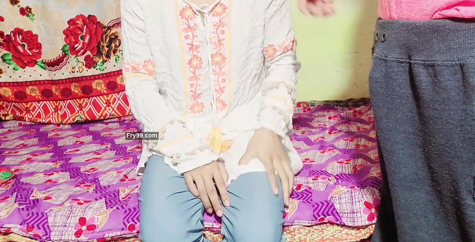 Desi ladaki gav se akar apane yaar ke sath chud gahi.