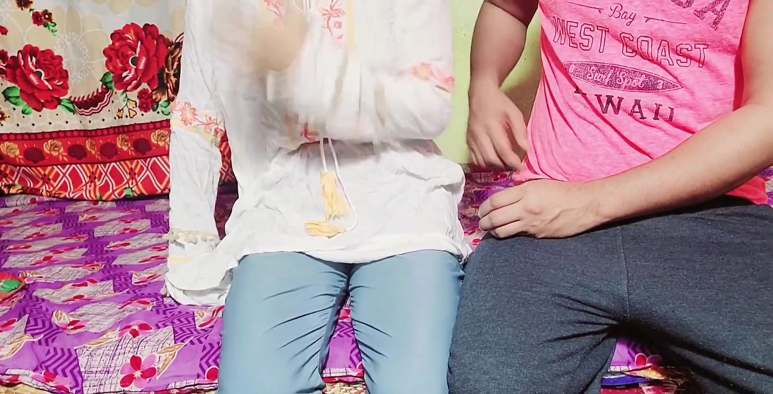 Desi ladaki gav se akar apane yaar ke sath chud gahi.