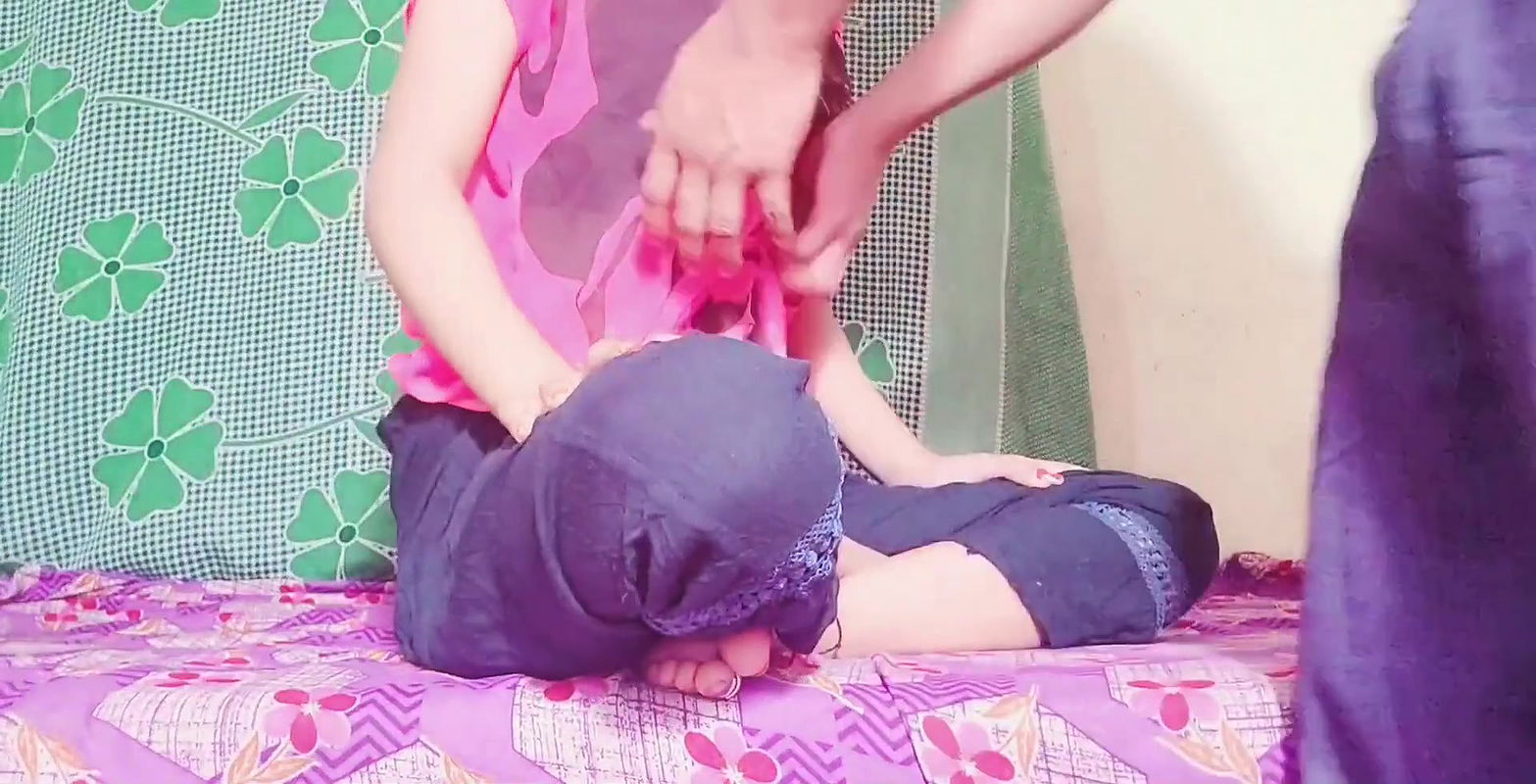 x Desi ladaki ne apane hi ghar par apane chacha ka lund muh me liya or Pani apane chut ke andar giraya.