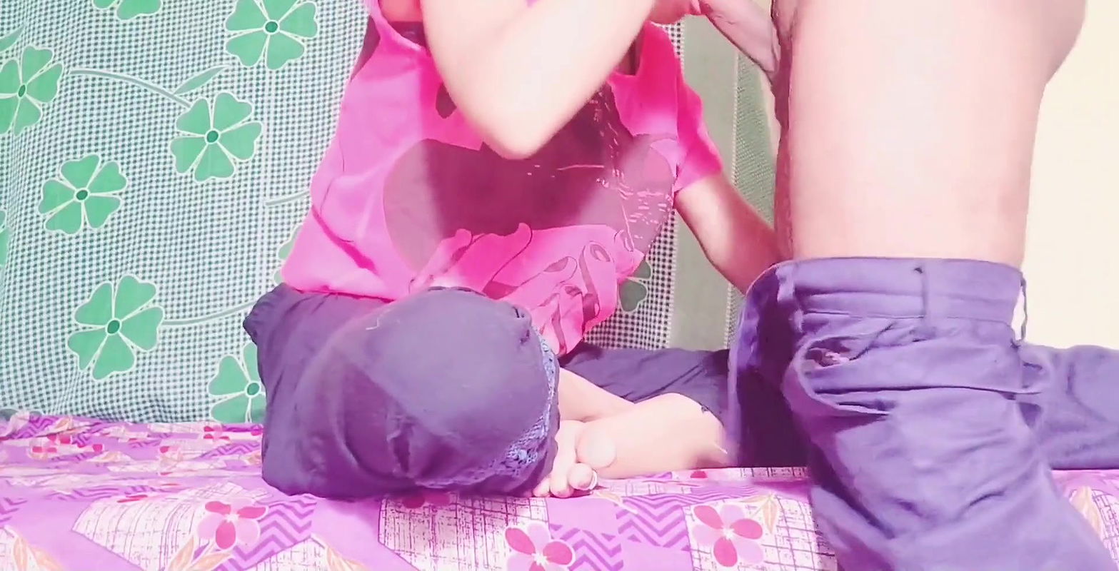 x Desi ladaki ne apane hi ghar par apane chacha ka lund muh me liya or Pani apane chut ke andar giraya.