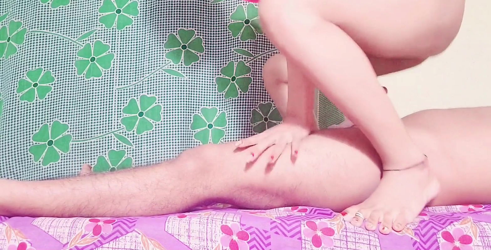 x Desi ladaki ne apane hi ghar par apane chacha ka lund muh me liya or Pani apane chut ke andar giraya.