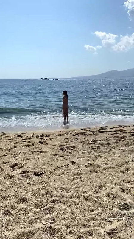 Beauty blonde Topless on the Beach_5552bdce