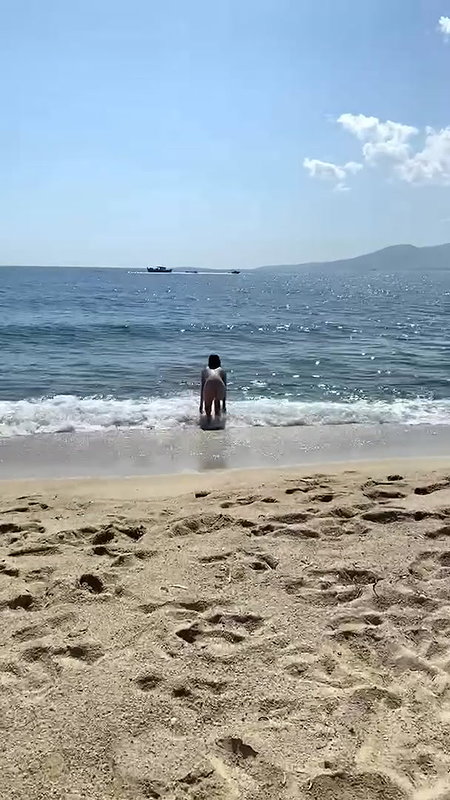 Beauty blonde Topless on the Beach_5552bdce