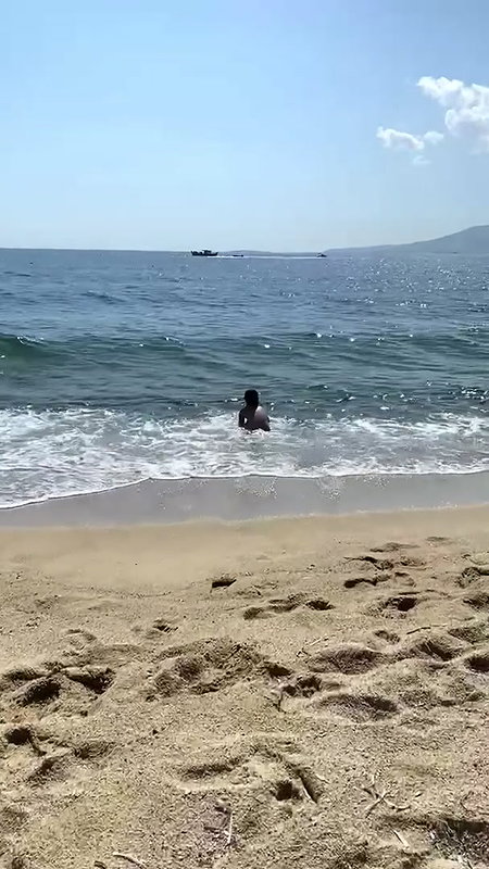 Beauty blonde Topless on the Beach_5552bdce