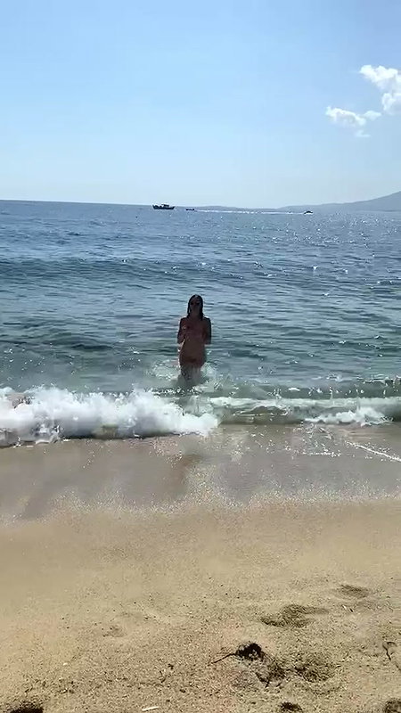 Beauty blonde Topless on the Beach_5552bdce