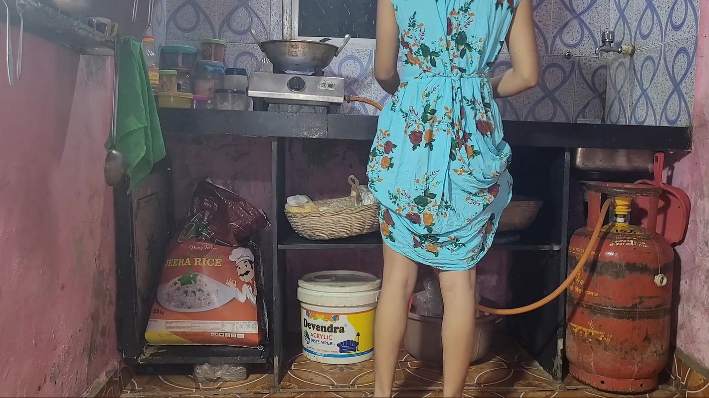 Desi ladaki ne kichen me apane devar ke sath kiya sex.