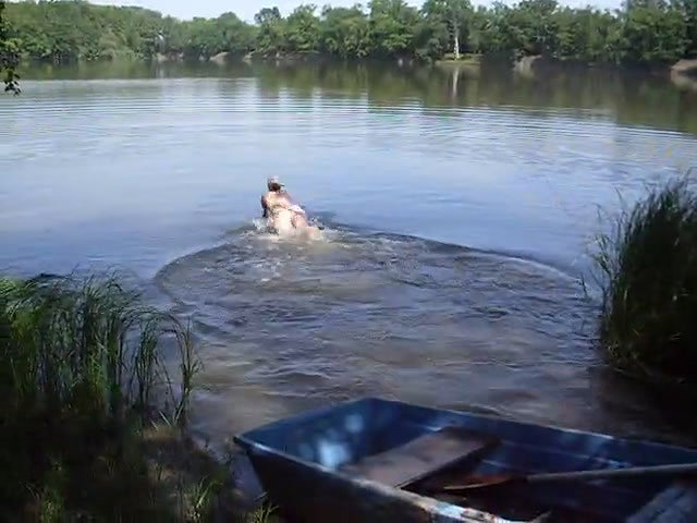 Pissing Hidden at the Beach Girl pissing in Public_656b9b75